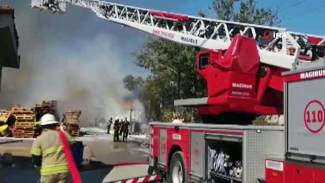 Palet fabrikası alev alev yanıyor