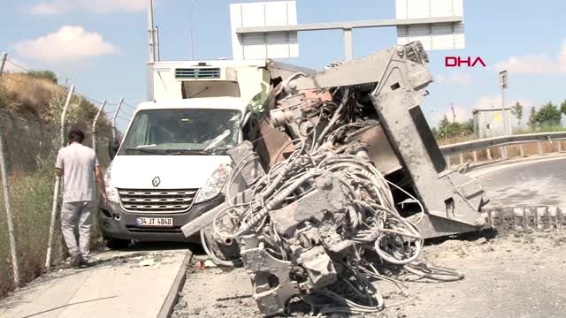 KÜÇÜKÇEKMECE'DE TIR'IN TAŞIDIĞI VİNÇ KAMYONETİN ÜZERİNE DÜŞTÜ
