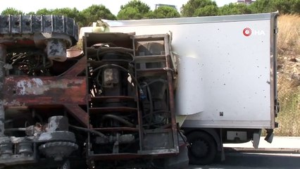 TEM'de tırın üzerinde bulunan iş makinesi kamyonetin üzerine düştü