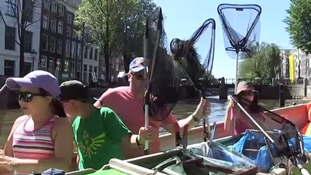 Les croisières sur les canaux d'Amsterdam se réinventent avec la pêche au plastique