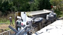 Freni patlayan hafriyat kamyonu şarampole yuvarlandı