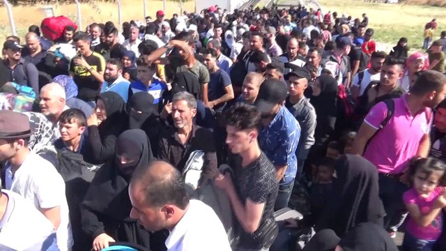 Sınır kapısında 40 derece sıcakta Suriyeli izdihamı