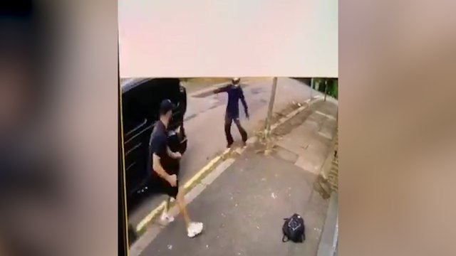 Sead Kolasinac sauve Mesut Özil d'une agression