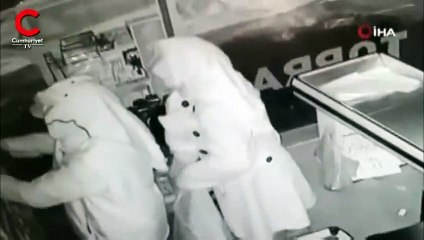 Market sahibi izleyince hemen polisi arada! Kadın elbiseli soygun kamerada