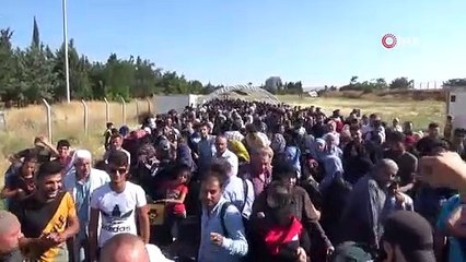 Suriyeliler bayramlaşma için sınırda