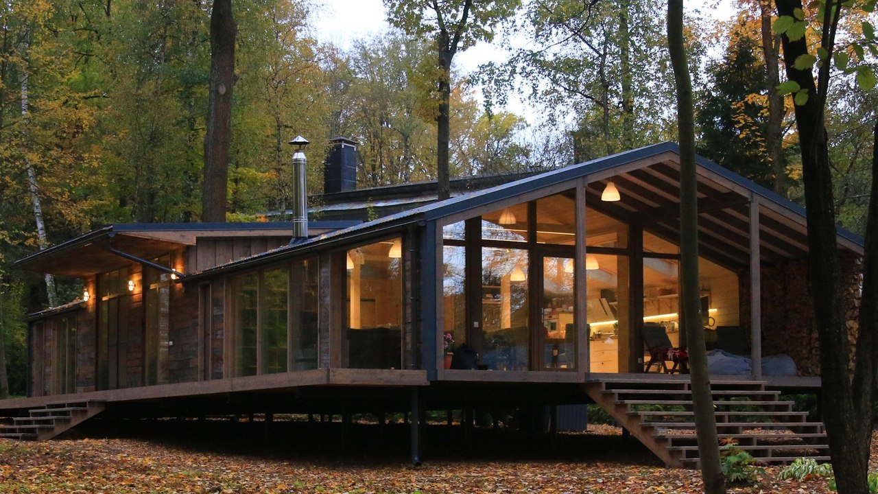 Una cabaña prefabricada en el bosque