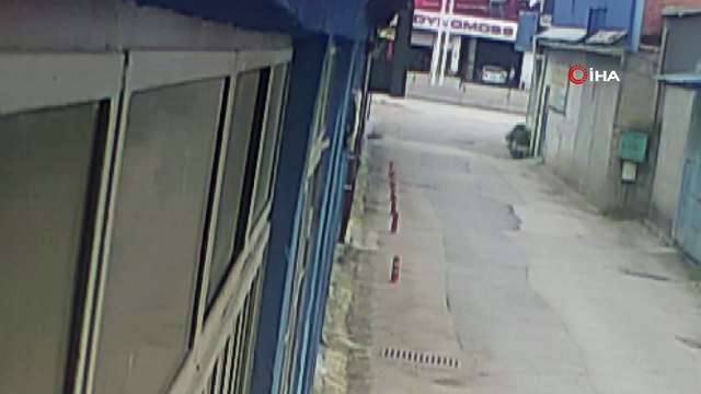 Tamirciye girip araba anahtarı çalan hırsız yakalandı...Hırsız kamerada