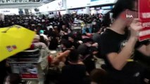 - Hong Kong'da protestolar havaalanına sıçradı- Havaalanında “Özgür Hong Kong” sloganları
