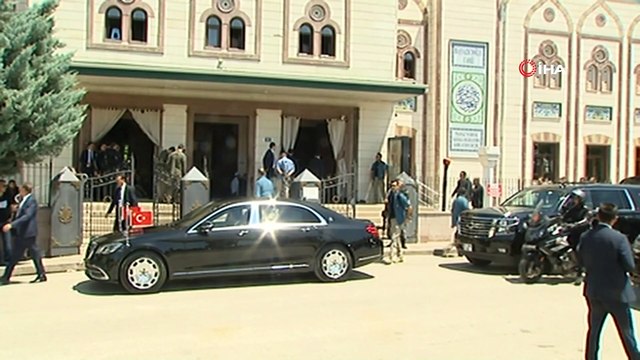 Cumhurbaşkanı Erdoğan’a cuma namazı çıkışında vatandaşlardan yoğun ilgi