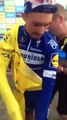 Julian Alaphilippe donne son maillot jaune à un garçon frigorifié