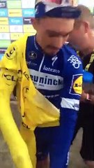 Julian Alaphilippe donne son maillot jaune à un garçon frigorifié
