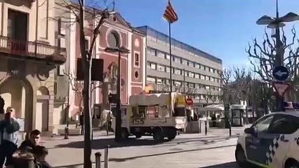 Un catalán antiseparatista retirando propaganda independentista