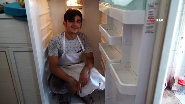 Fırıncıların ilginç serinleme yöntemi...Kavurucu sıcaklardan kurtulup serinlemek için buzdolabına giriyorlar