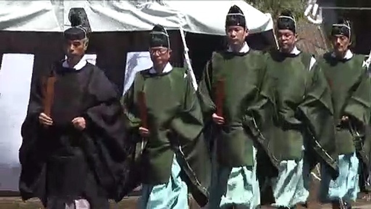 Shinto-Priester segnen Boden mit Sake