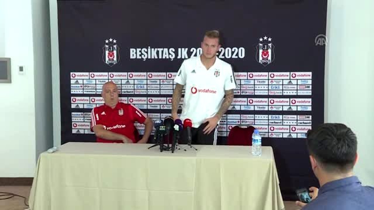 Beşiktaş'ın kalecisi Karius basın toplantısı düzenledi