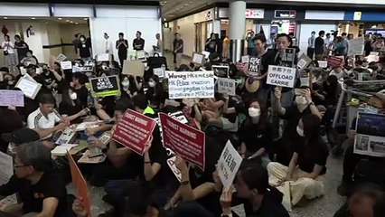 Manifestantes de Hong Kong "educan" a los visitantes