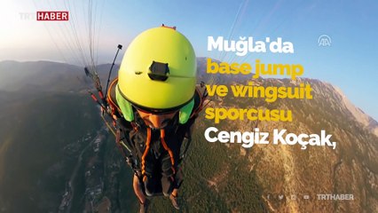 İki paraşüt arasında açılan bayrağın üstünden geçti