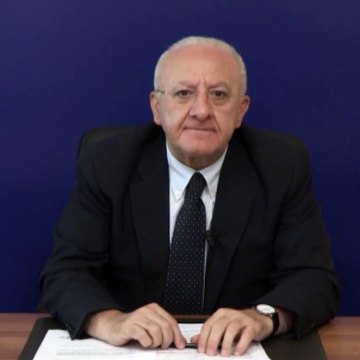 De Luca - Ministro Salvini, detto il fuggitivo perché scappi dal Parlamento (26.07.19)