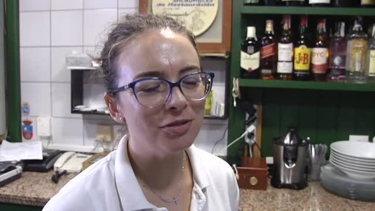 Muchos trabajadores firman las horas que trabajan en papel