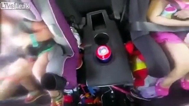 Ce policier sauve 2 enfants d'une voiture au soleil, oubliés par leurs parents !