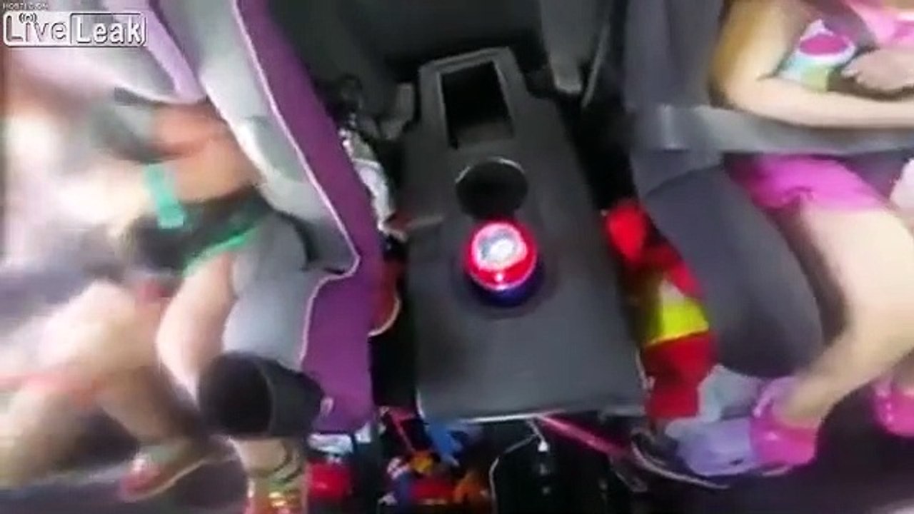 Ce policier sauve 2 enfants d'une voiture au soleil, oubliés par leurs parents !