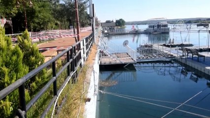 Fırat'ta su seviyesinin yükselmesi kıyıda çökmelere neden oldu