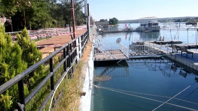 Fırat'ta su seviyesinin yükselmesi kıyıda çökmelere neden oldu