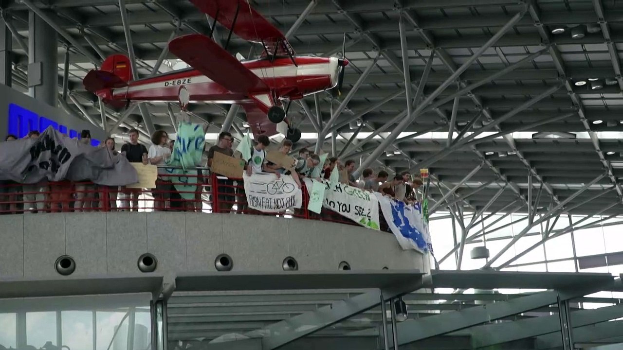 'Fridays for Future' demonstrieren am Stuttgarter Flughafen