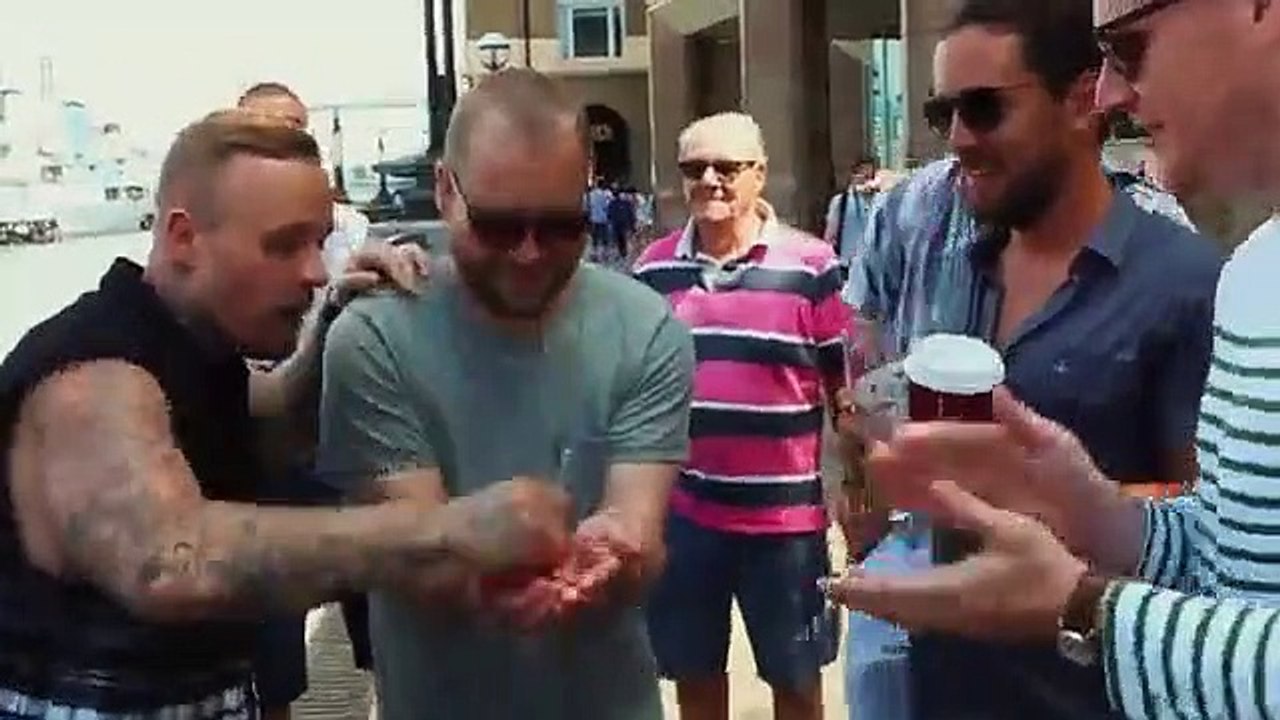 Un magicien fait disparaître le téléphone d’un passant d’une façon hallucinante