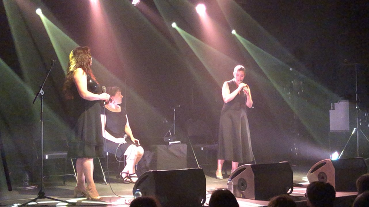 Paotred, trois femmes irrévérencieuses chantent des chansons traditionnelles