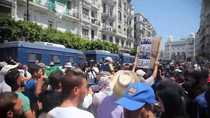 مسيرات احتجاجية بالجزائر للمطالبة بمدنية الدولة ومحاربة الفساد