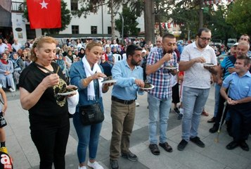 Télécharger la video: Bu da zeytinyağlı dolma yeme yarışması !