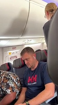 Une passagère jalouse éclate son ordinateur portable sur la tête de son mari qui regardait une autre fille