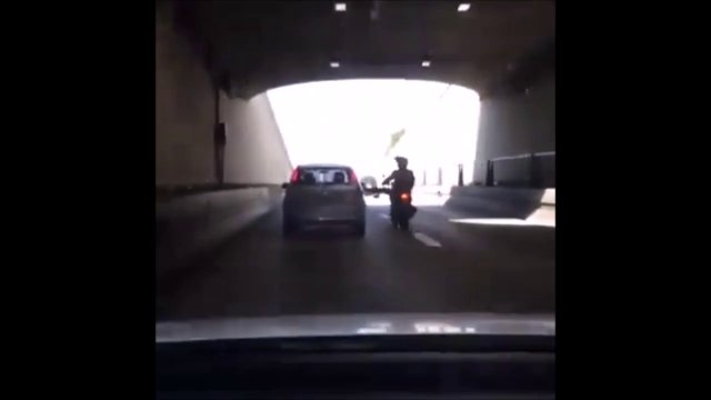 Ce motard va regretter son geste envers un automobiliste... Rattrapé par le karma