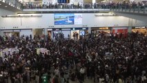 홍콩 시민 천여 명 공항서 민주화 시위...내일 집회 강행 / YTN