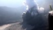 El volcán Tangkuban Perahu entra en erupción en Indonesia y provoca esta impresionante lluvia de cenizas