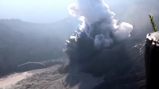 El volcán Tangkuban Perahu entra en erupción en Indonesia y provoca esta impresionante lluvia de cenizas