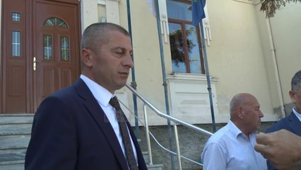Shpërthehet dera e bashkisë Devoll, kryebashkiaku i ri hyn në zyrë