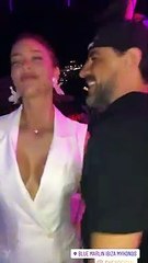 Mira lo que hizo Fidelio Cavalli al ver el escote de Sheyla Rojas