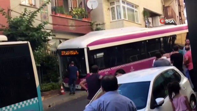 Kağıthane’de freni boşalan halk otobüsü iş yerine girdi