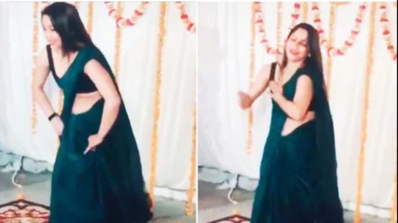 Yellow Sari Sensation Polling Officer Reena Dwivedi ने Blue Sari में Dance से बिखेरा जलवा । वनइंडिया