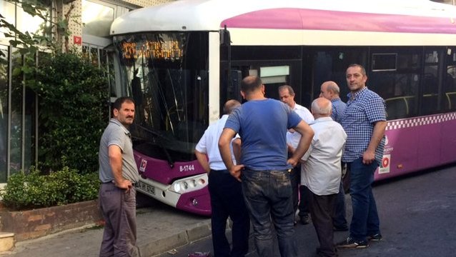 Kağıthane'de freni boşalan halk otobüsü iş yerine girdi