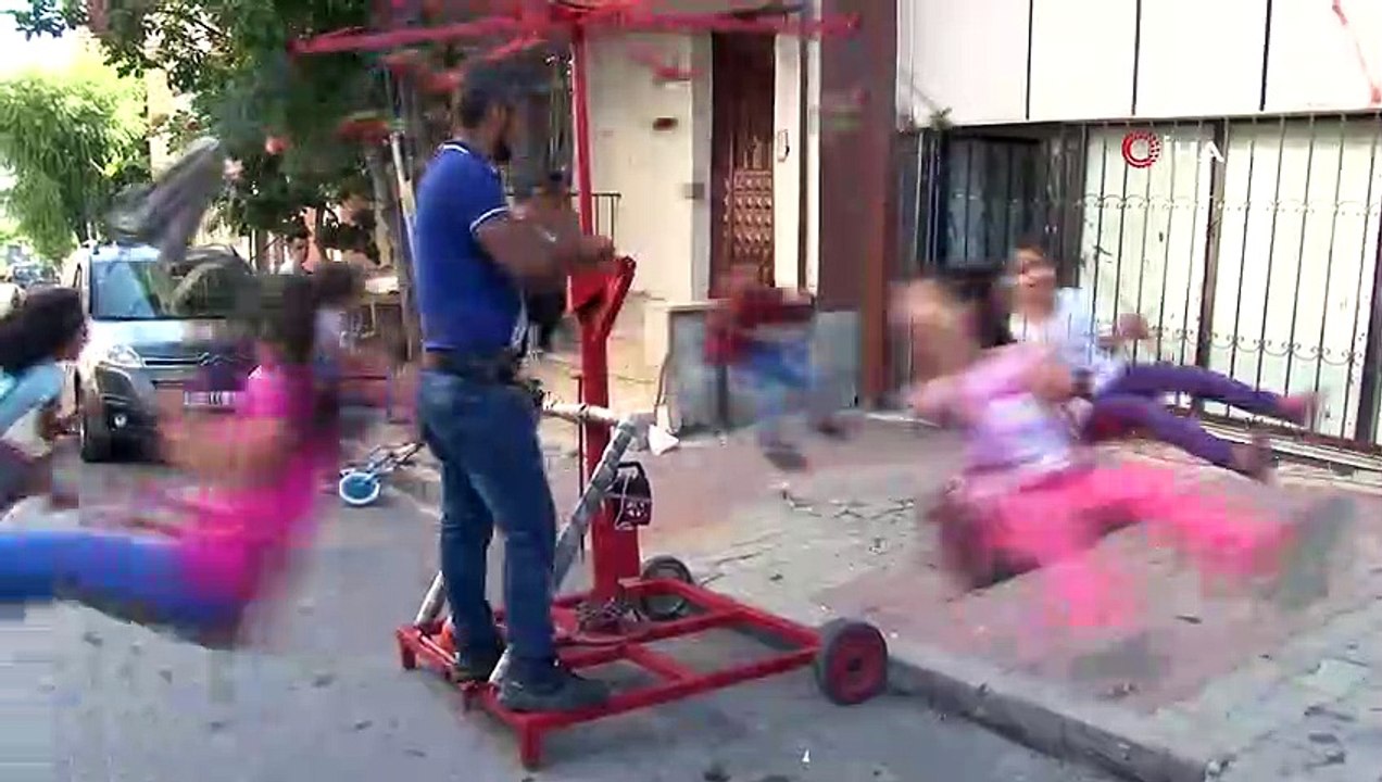 Seyyar dönme dolap çocukların ilgi odağı oluyor