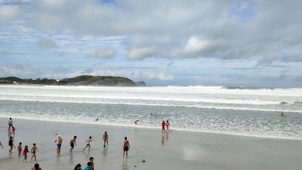Tourists Surprised by Strong Wave