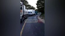 Report TV -Kamioni pëson defekt në Llogara, radhë të gjata automjetesh