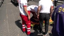 Fatih'te tramvay ile motosikletli kurye çarpıştı: 1 yaralı