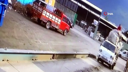 Hurda yüklü kamyonetten böyle düştü...4 gündür hayat mücadelesi veriyor