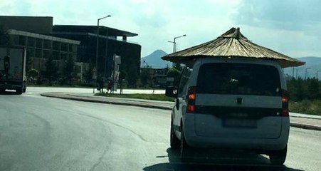 Trafikteki plaj şemsiyeli araç görenleri şaşkına çevirdi