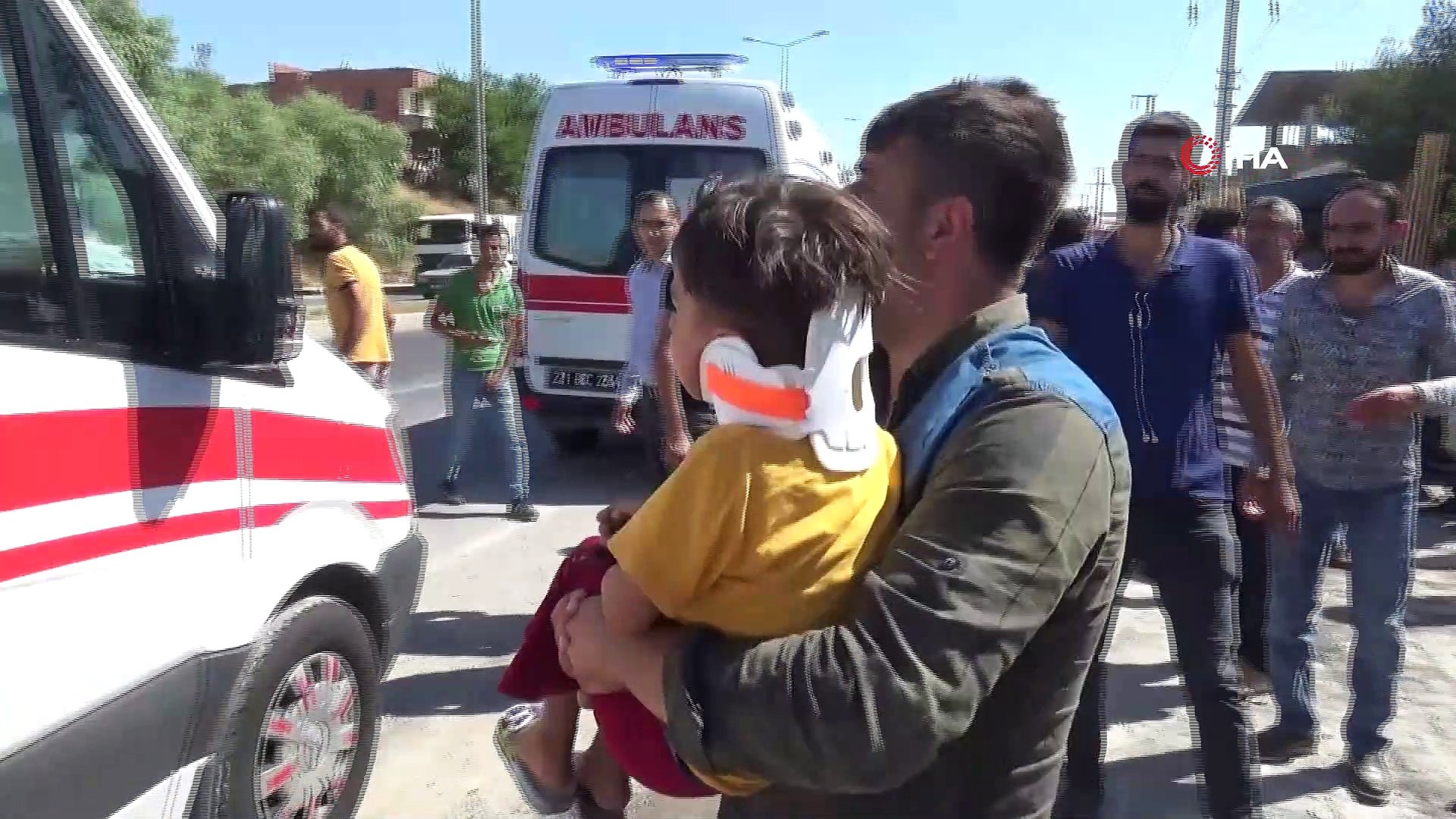 ⁣Diyarbakır'da makas atan otomobil yol kenarındaki taşlara çarptı: Baba öldü, oğlu yaralı
