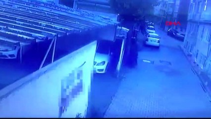İSTANBUL-FATİH'TE EVİN PENCERESİNDEN GİREN HIRSIZ KAMERADA